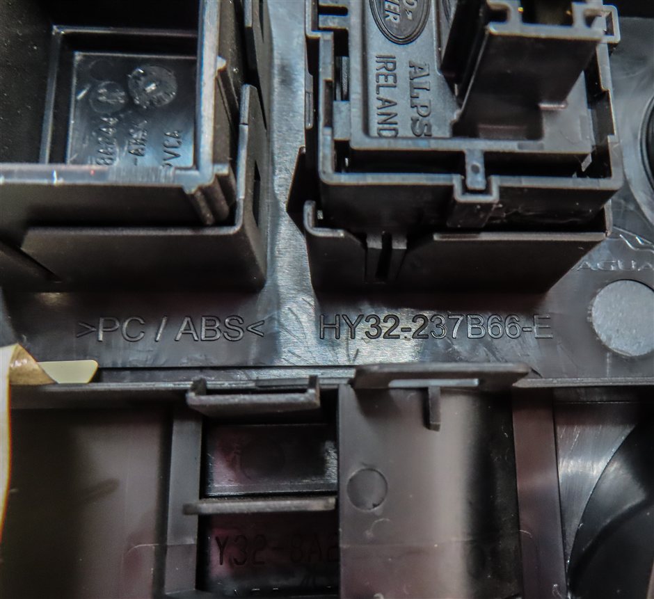 Thumbnail 7: 2017 LAND ROVER DISCOVERY (L462) REAR POWER FOLD SEAT CARGO BUTTON CONTROL PANEL