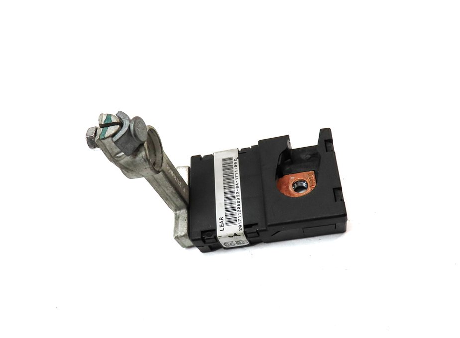 Thumbnail 3: 2017 LAND ROVER DISCOVERY (L462) POSITIVE BATTERY CABLE TERMINAL FUSE PLATE