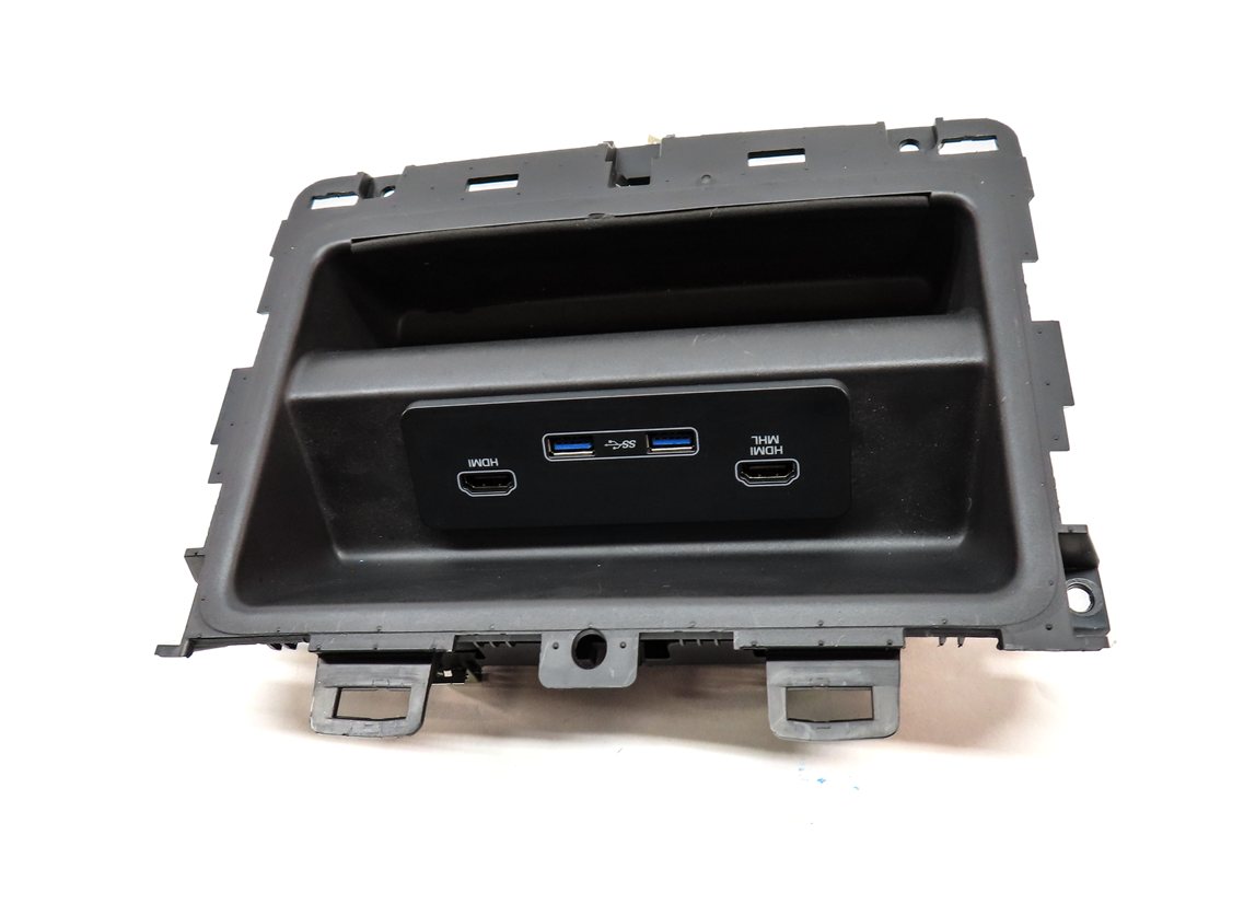 Thumbnail 2: 2017 LAND ROVER DISCOVERY L462 REAR MULTIMEDIA HDMI HUB USB INTERFACE JACK PORT