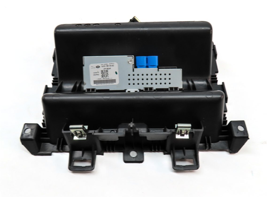 Thumbnail 6: 2017 LAND ROVER DISCOVERY L462 REAR MULTIMEDIA HDMI HUB USB INTERFACE JACK PORT
