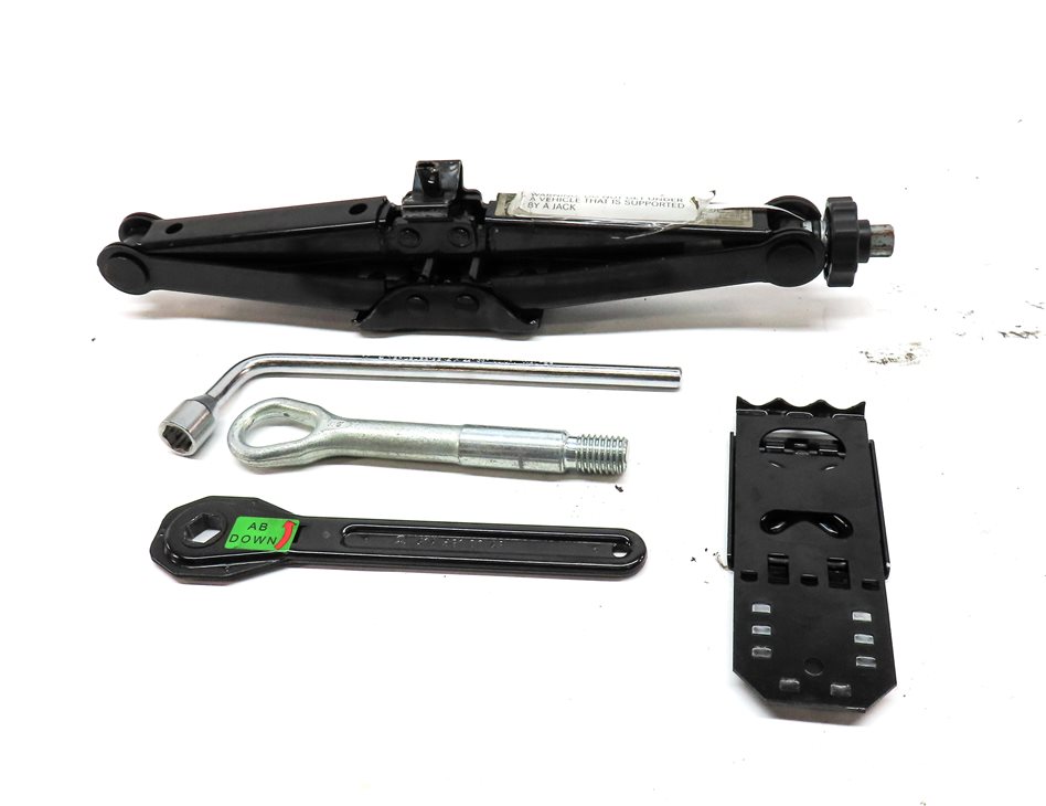 Thumbnail 2: 2015 MERCEDES GL550 (X166) EMERGENCY ROADSIDE JACK LUG TOW HOOK TOOL SET