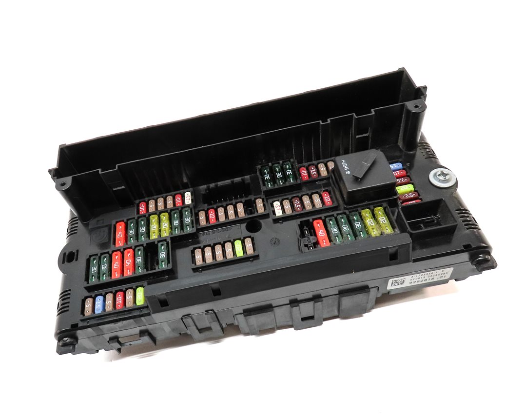 Thumbnail 3: 2014 BMW 750Li (F01) 4.4L (N63) ENGINE FRONT POWER DISTRIBUTION FUSE BOX