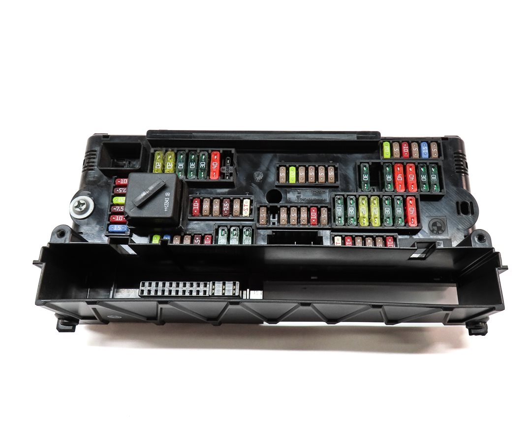 Thumbnail 4: 2014 BMW 750Li (F01) 4.4L (N63) ENGINE FRONT POWER DISTRIBUTION FUSE BOX