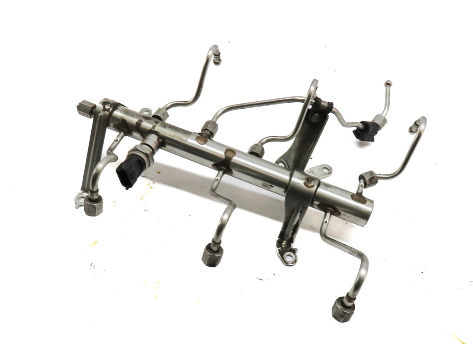 Thumbnail 1: 2011 PORSCHE PANAMERA (970 G1) 3.6L (M46.20) ENGINE FUEL RAIL w/ LINES