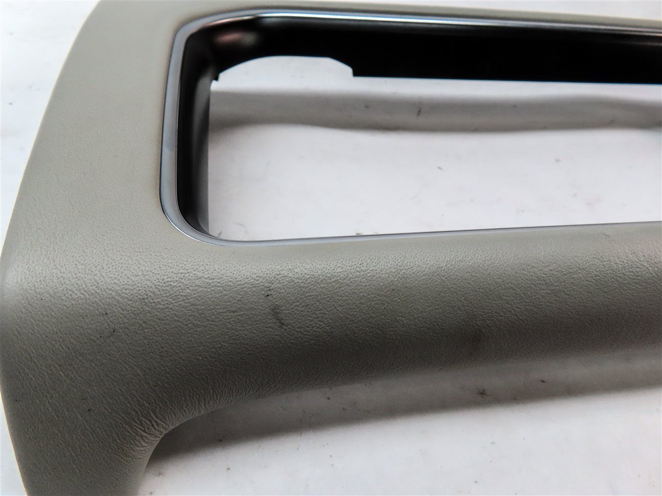 Thumbnail 10: 2014 LAND RANGE ROVER (L405) FRONT CENTER DASH MEDIA SCREEN TRIM BEZEL (GRAY)