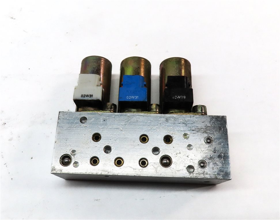 Thumbnail 5: 2003 BMW 325Ci CONVERTIBLE (E46) CONVERTIBLE TOP VALVE BLOCK