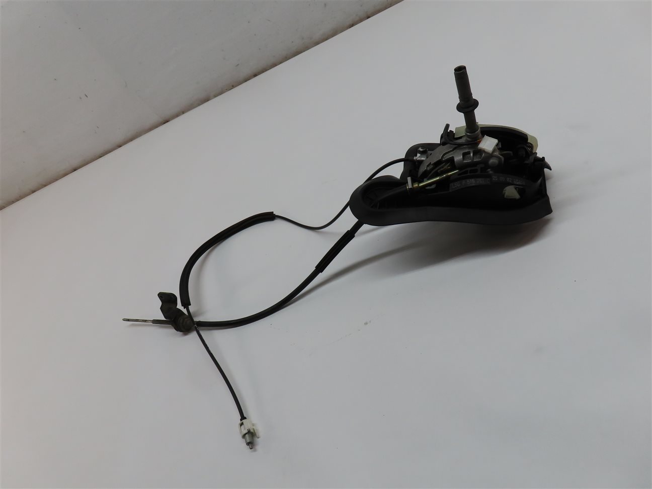 Thumbnail 3: 2003 BMW 325Ci CONVERTIBLE (E46) AUTO AUTOMATIC SHIFTER ASSEMBLY w/ CABLE