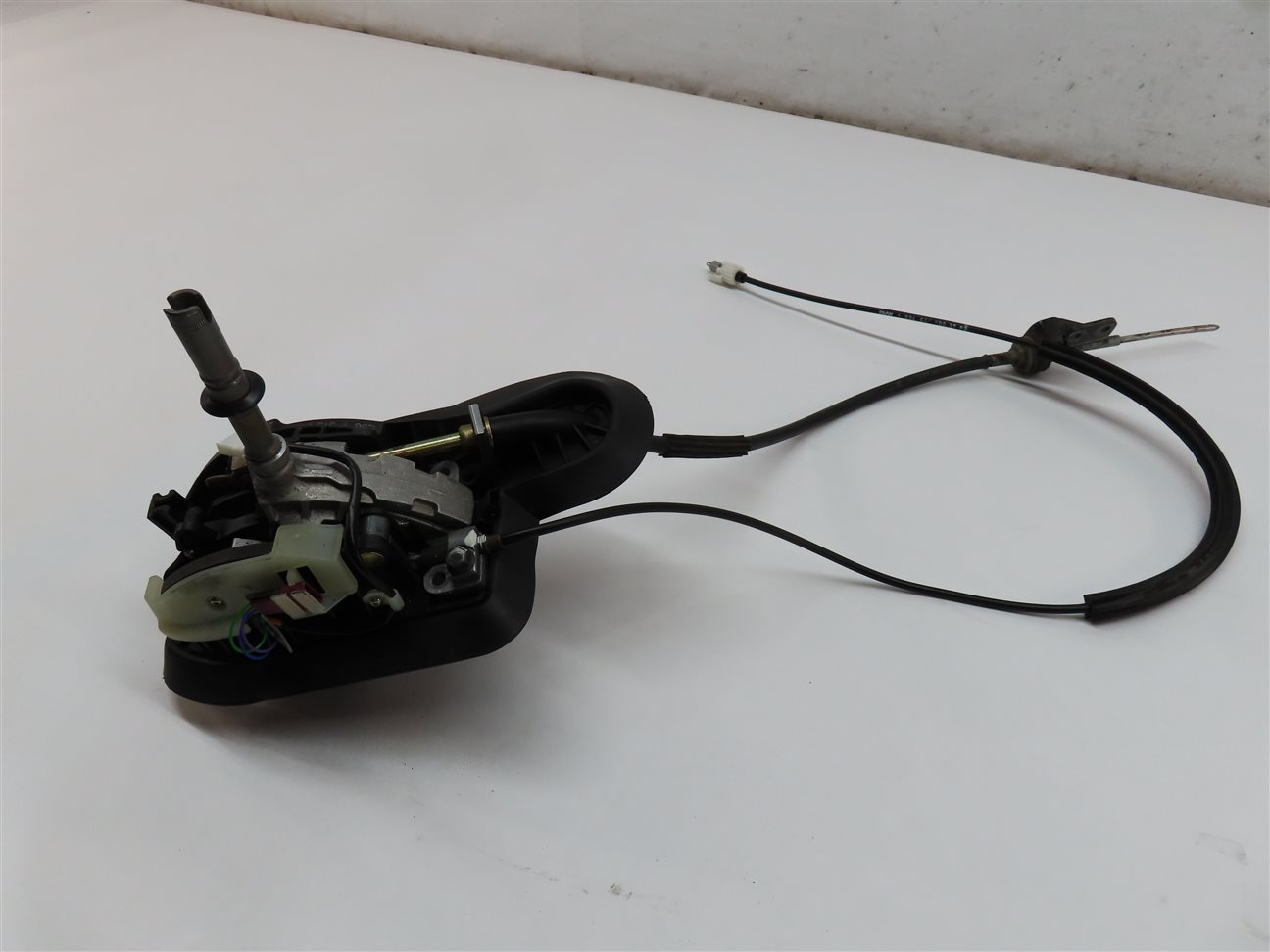 Thumbnail 4: 2003 BMW 325Ci CONVERTIBLE (E46) AUTO AUTOMATIC SHIFTER ASSEMBLY w/ CABLE