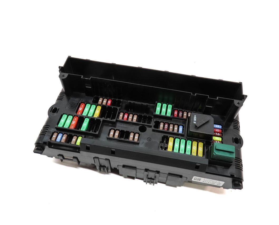 2016 BMW X3 (F25) FRONT POWER DISTRIBUTION RELAY FUSE BOX