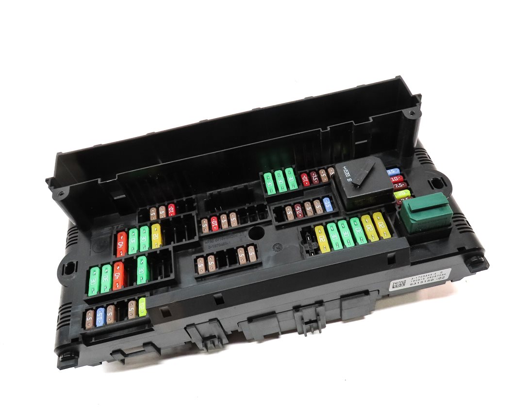 Thumbnail 3: 2016 BMW X3 (F25) FRONT POWER DISTRIBUTION RELAY FUSE BOX