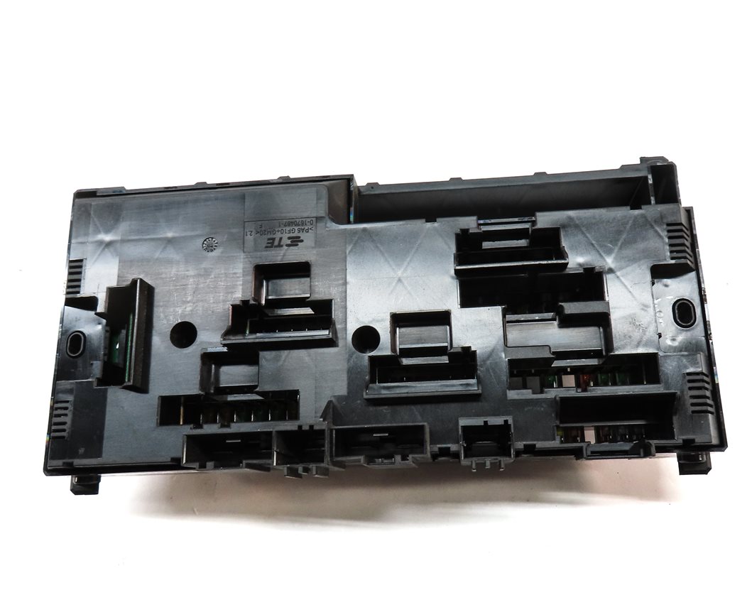 Thumbnail 4: 2016 BMW X3 (F25) FRONT POWER DISTRIBUTION RELAY FUSE BOX