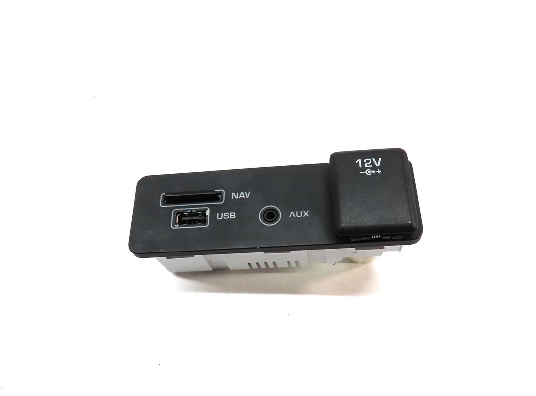 Thumbnail 2: 2016 LAND DISCOVERY SPORT (L550) FRONT CENTER CONSOLE AUX IN w/ NAVI SD CARD