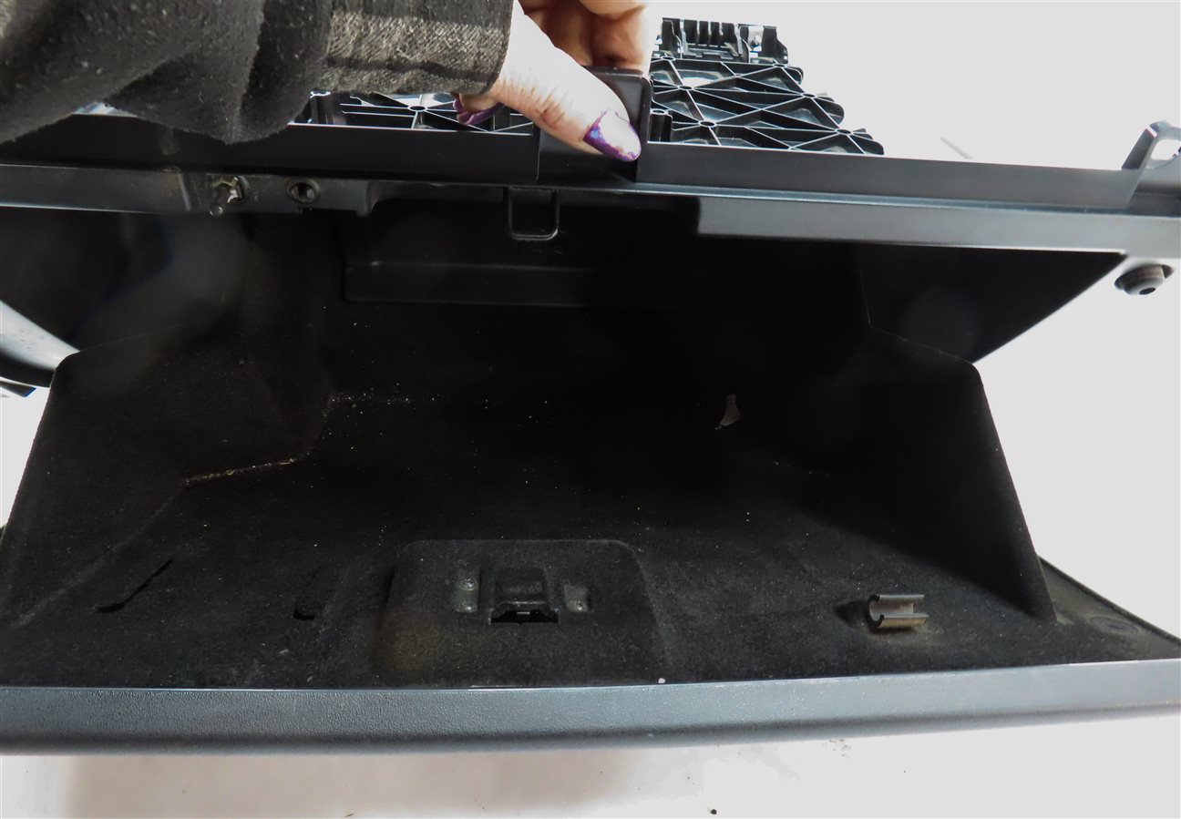 Thumbnail 7: 2015-2016 LAND ROVER DISCOVERY SPORT (L550) RIGHT GLOVE BOX ASSEMBLY (BLACK)