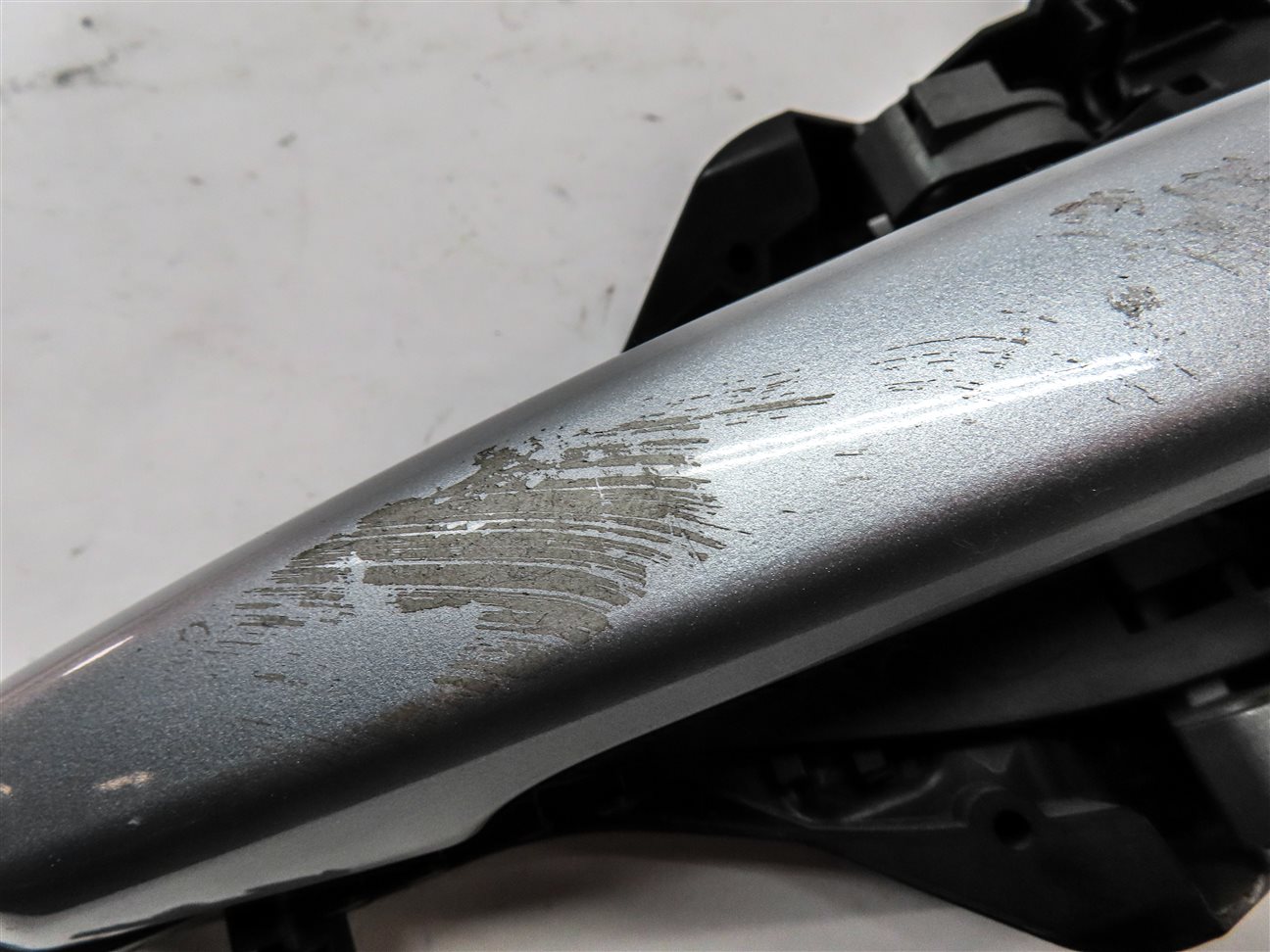 Thumbnail 6: 15-19 LAND ROVER DISCOVERY SPORT (L550) LEFT FRONT PASSIVE DOOR HANDLE (SILVER)