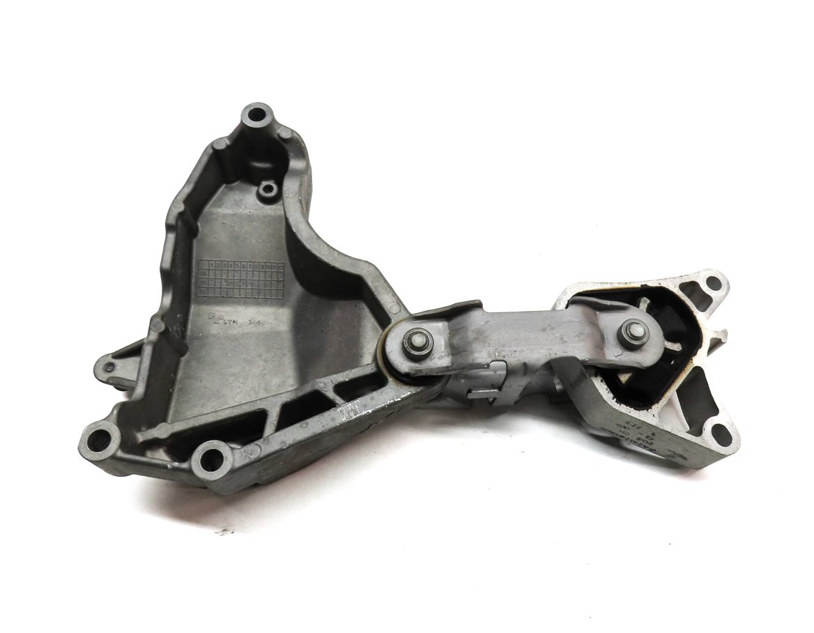Thumbnail 5: 2016 MERCEDES GLA250 (X156) 2.0L TURBO (M270) ENGINE RIGHT UPPER MOUNT BRACKET