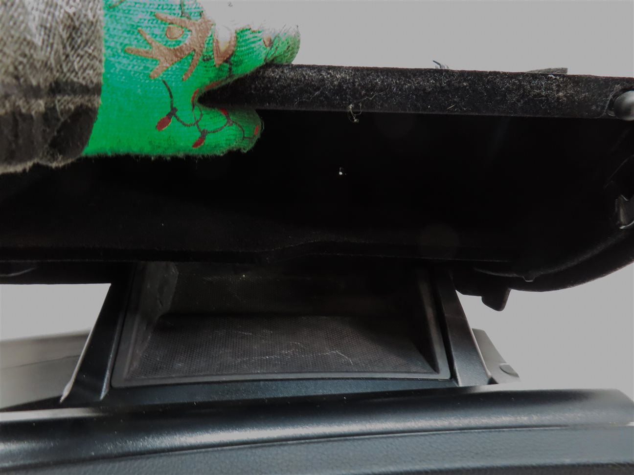 Thumbnail 6: 12-14 MERCEDES C250 (W204) RIGHT PASSENGER GLOVE BOX STORAGE COMPARTMENT (Black)