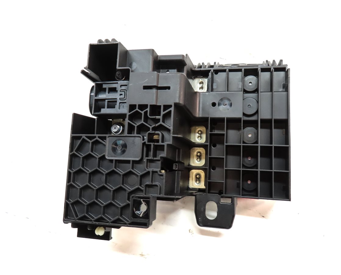 Thumbnail 7: 2016 BMW 750i (G11) REAR POSITIVE BATTERY TERMINAL JUNCTION BOX