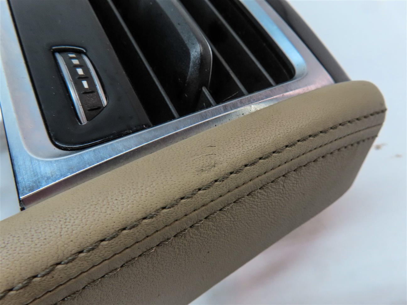 Thumbnail 8: 2016 BMW 750i (G11) REAR CENTER CONSOLE HVAC A/C HEATER AIR VENT w/ TRIM (BEIGE)