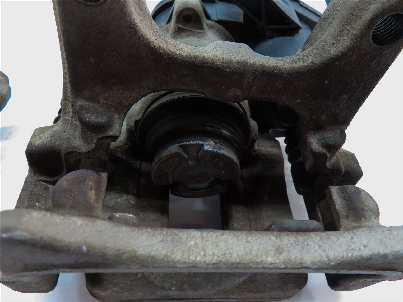Thumbnail 7: 16-18 AUDI Q3 8U REAR LEFT & RIGHT BRAKE CALIPER SET 2 w/ PARKING BRAKE ACTUATOR