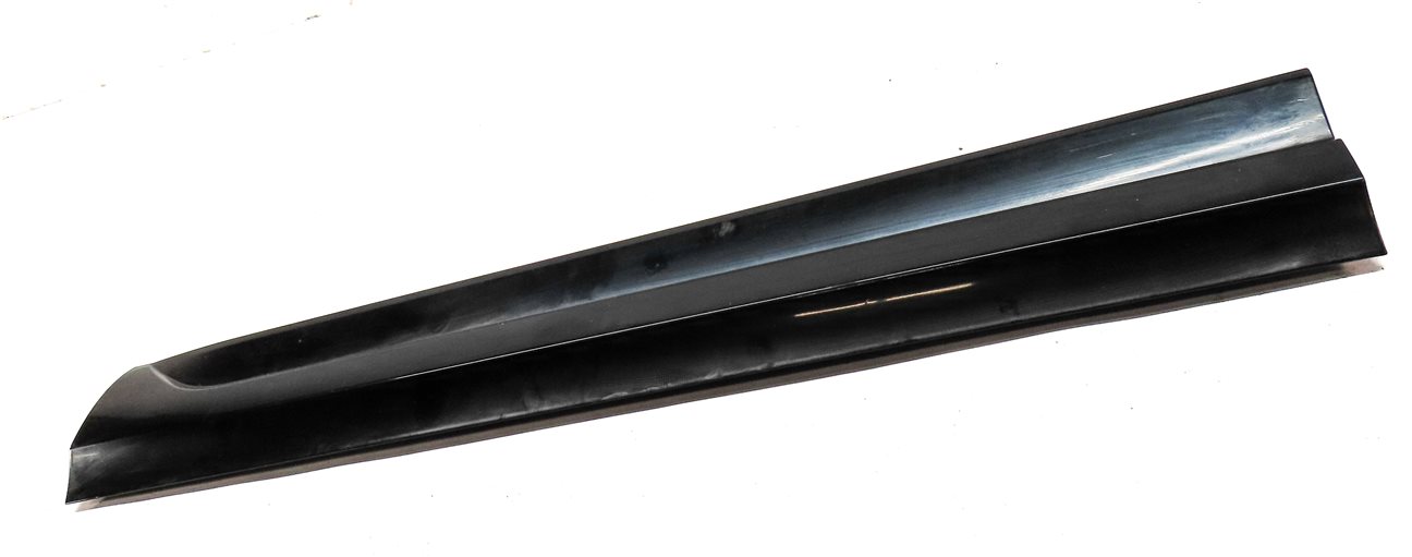 Thumbnail 3: 16-18 AUDI Q3 8U FRONT RIGHT PASSENGER LOWER DOOR TRIM MOULDING (Black)