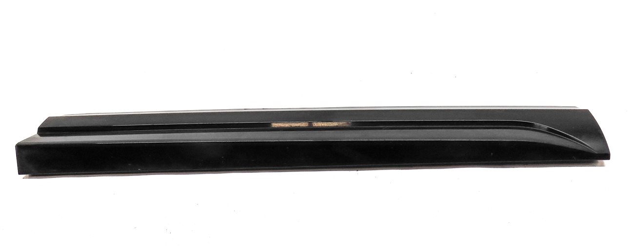 Thumbnail 4: 16-18 AUDI Q3 8U FRONT RIGHT PASSENGER LOWER DOOR TRIM MOULDING (Black)