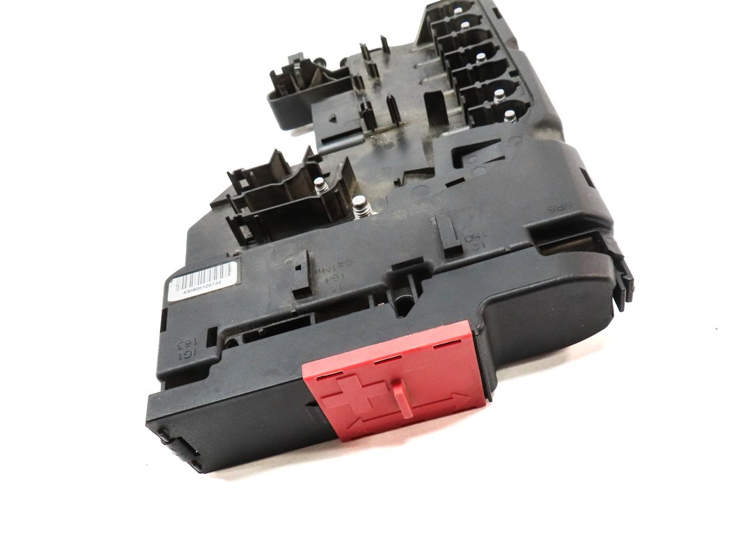 Thumbnail 3: 13 MERCEDES C250 W204 1.8T POSITIVE BATTERY JUMP POST TERMINAL FUSE PLATE