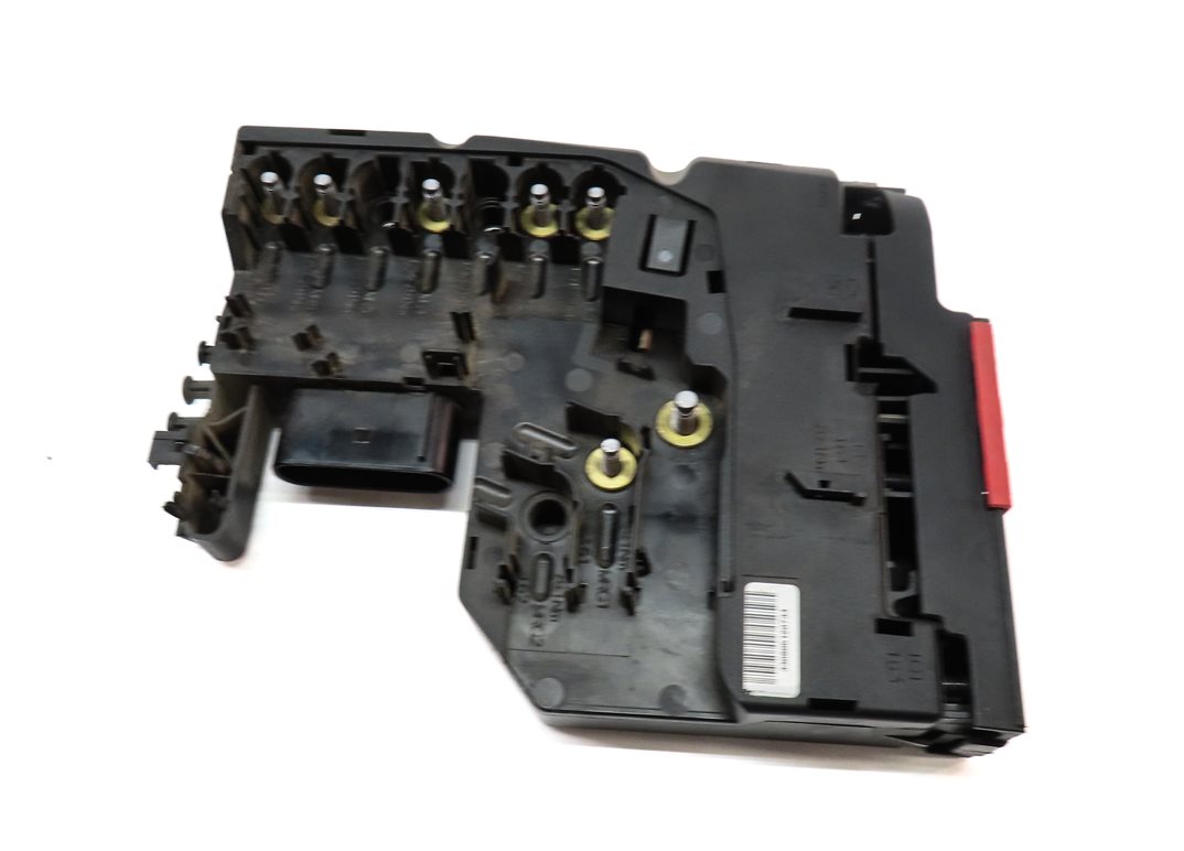 Thumbnail 4: 13 MERCEDES C250 W204 1.8T POSITIVE BATTERY JUMP POST TERMINAL FUSE PLATE