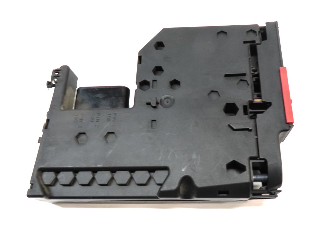 Thumbnail 6: 13 MERCEDES C250 W204 1.8T POSITIVE BATTERY JUMP POST TERMINAL FUSE PLATE