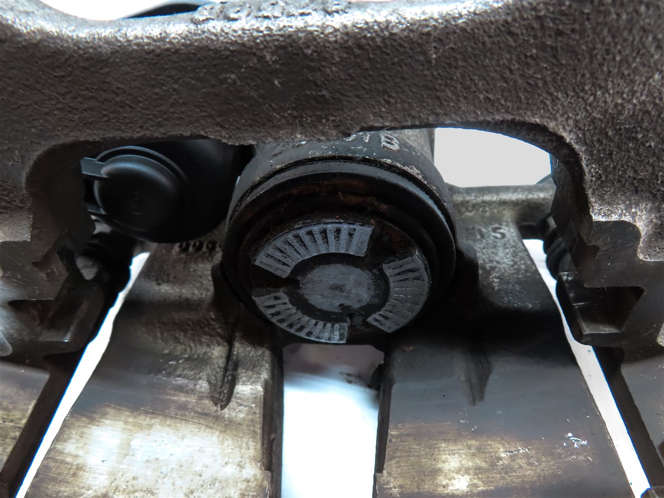Thumbnail 7: 2017-2020 AUDI Q7 (4M) RIGHT PASSENGER REAR BRAKE CALIPER