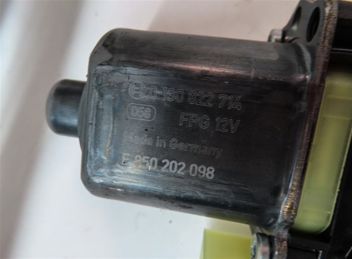 Thumbnail 4: 2015-2019 PORSCHE MACAN (95B) REAR RIGHT DOOR WINDOW REGULATOR w/ MOTOR