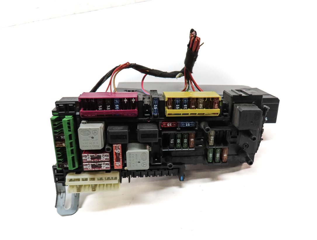 Thumbnail 2: 2013 MERCEDES E350 (W212) REAR SIGNAL ACQUISITION SAM CONTROL MODULE FUSE BOX