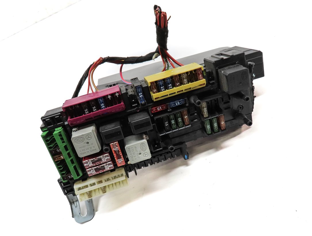 Thumbnail 3: 2013 MERCEDES E350 (W212) REAR SIGNAL ACQUISITION SAM CONTROL MODULE FUSE BOX