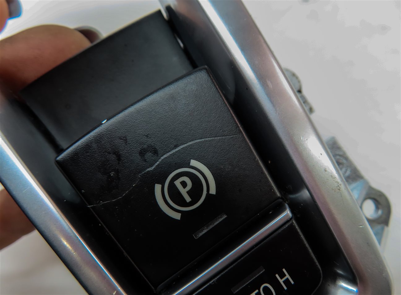Thumbnail 7: 2014 BMW X3 (F25) SHIFTER TRIM BEZEL w/ PARKING BRAKE SWITCH BUTTON