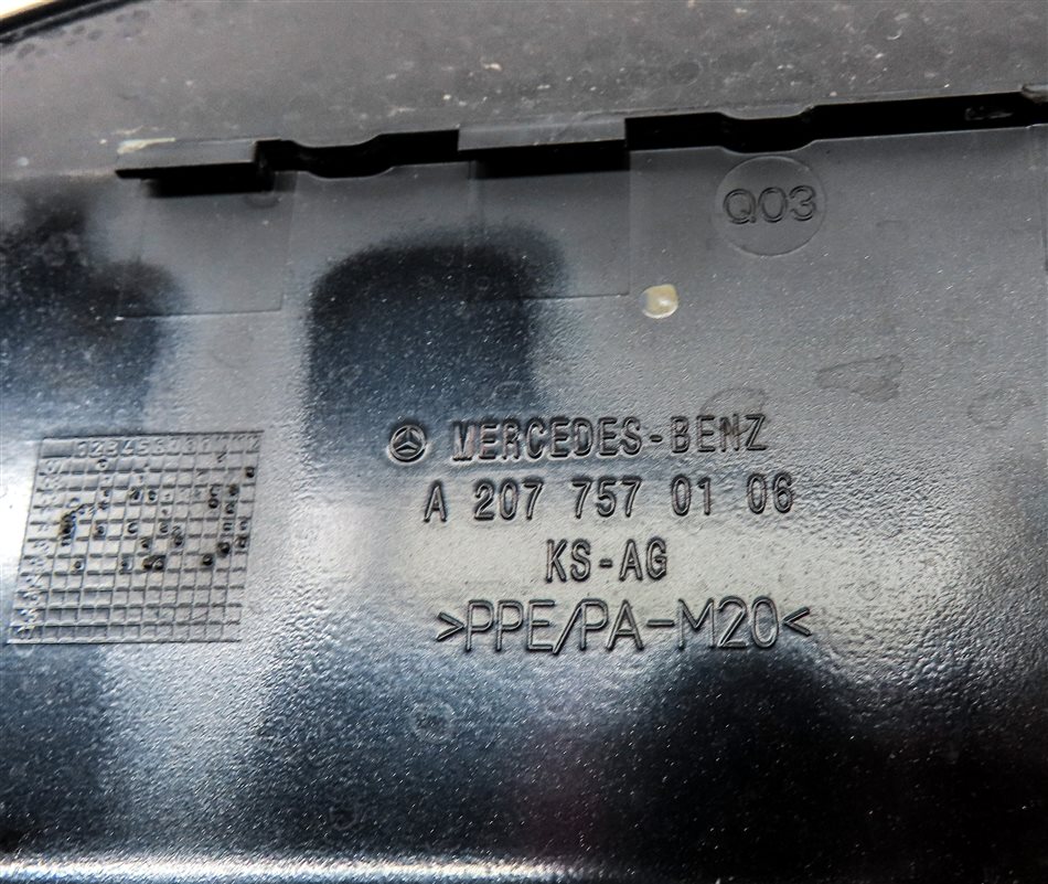 Thumbnail 6: 10-17 MERCEDES E-CLASS (W207) COUPE CONVERTIBLE FUEL TANK DOOR LID TRIM (Black)