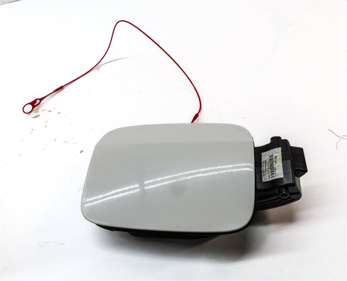 Thumbnail 2: 2015-2018 AUDI Q3 (8U) FUEL TANK DOOR LID TRIM w/ HOUSING & CAP (White)