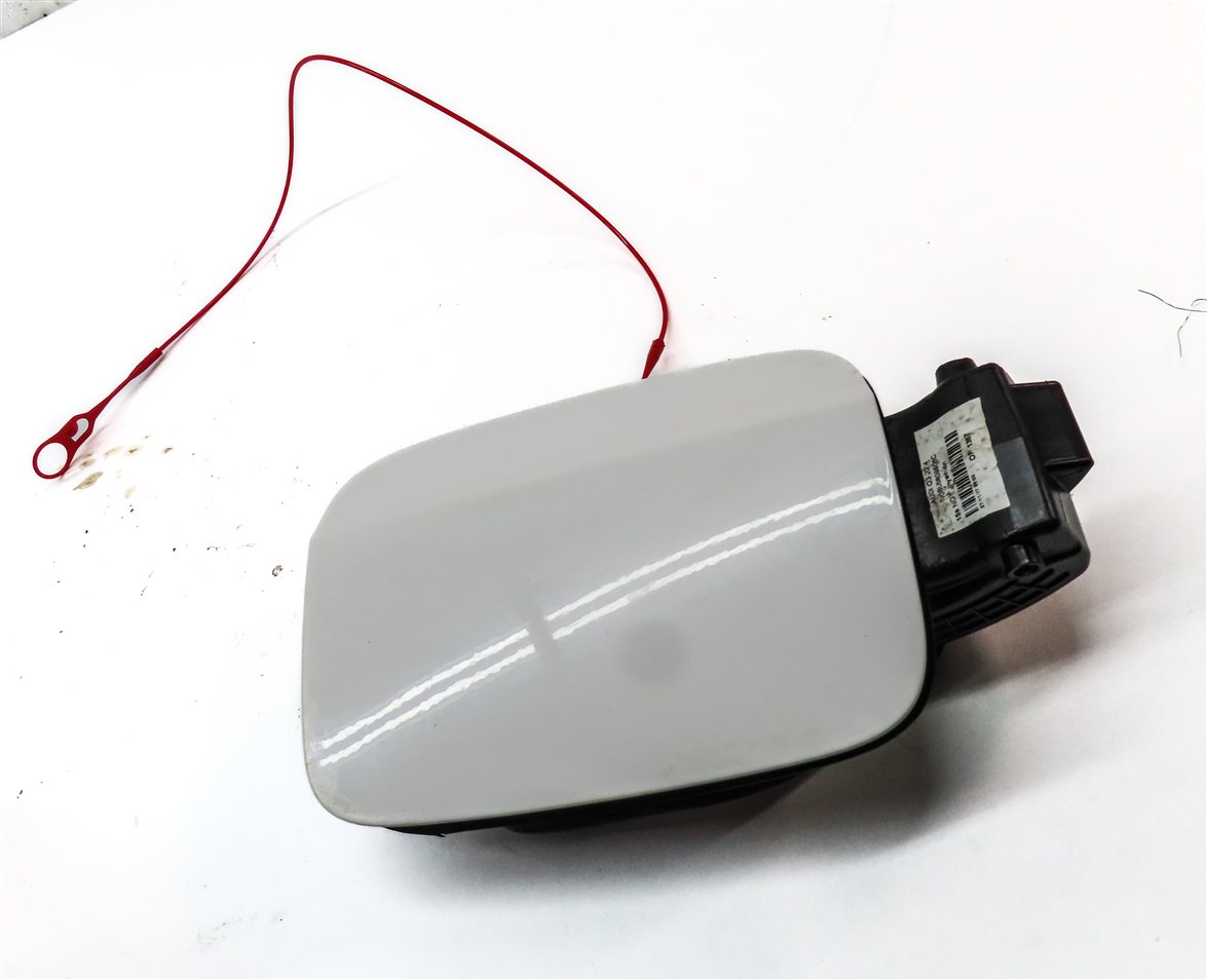 Thumbnail 3: 2015-2018 AUDI Q3 (8U) FUEL TANK DOOR LID TRIM w/ HOUSING & CAP (White)