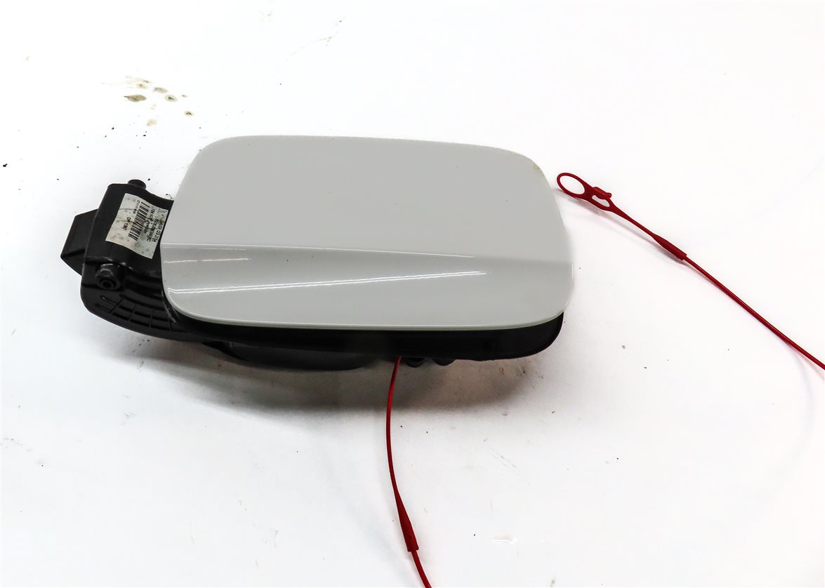 Thumbnail 4: 2015-2018 AUDI Q3 (8U) FUEL TANK DOOR LID TRIM w/ HOUSING & CAP (White)