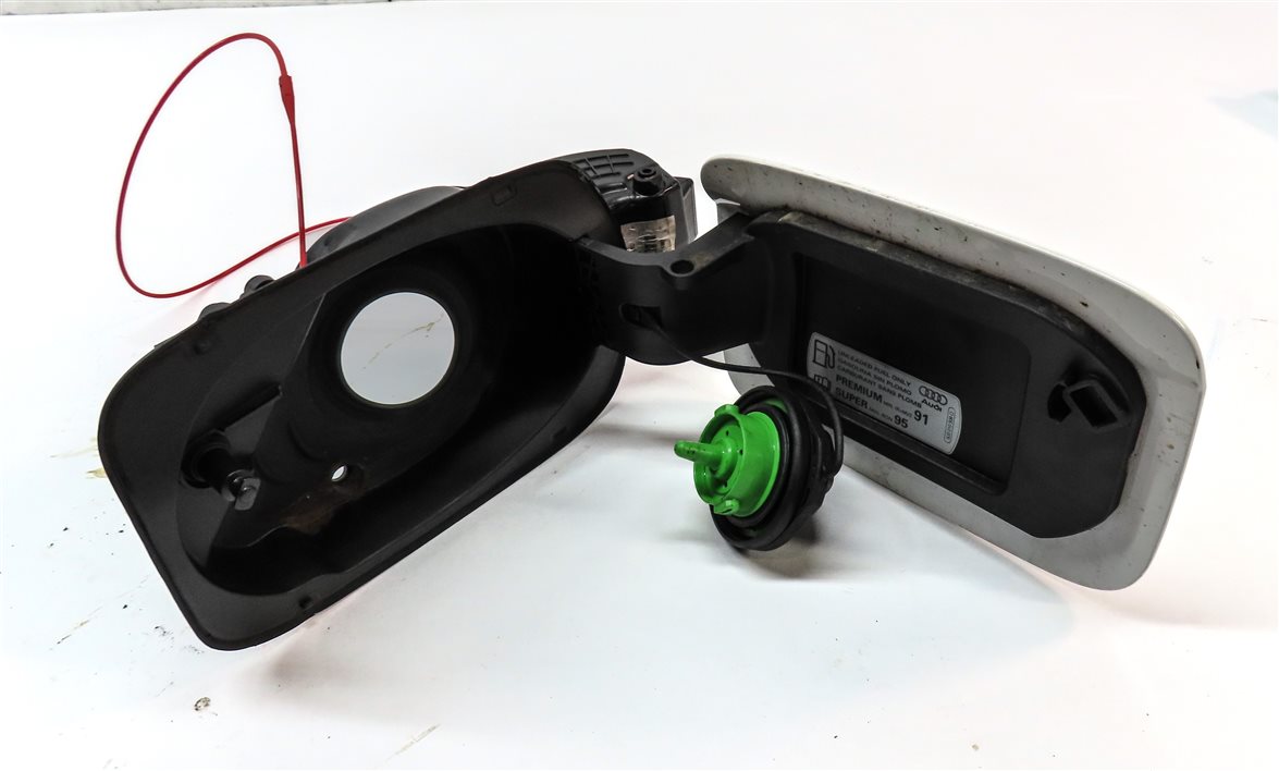 Thumbnail 5: 2015-2018 AUDI Q3 (8U) FUEL TANK DOOR LID TRIM w/ HOUSING & CAP (White)
