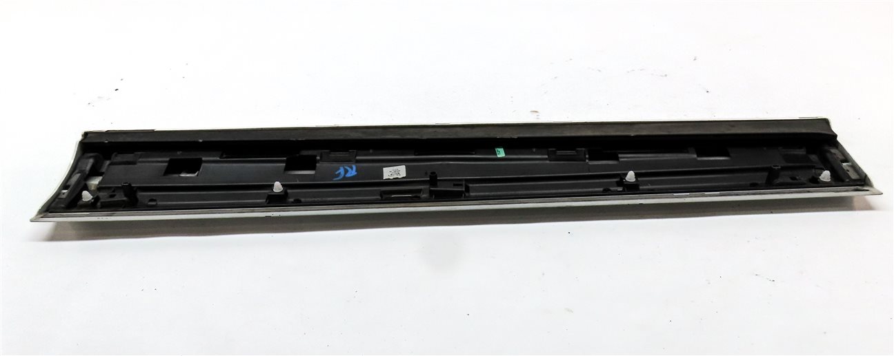Thumbnail 5: 16-18 AUDI Q3 8U FRONT RIGHT PASSENGER LOWER DOOR TRIM MOULDING (White)