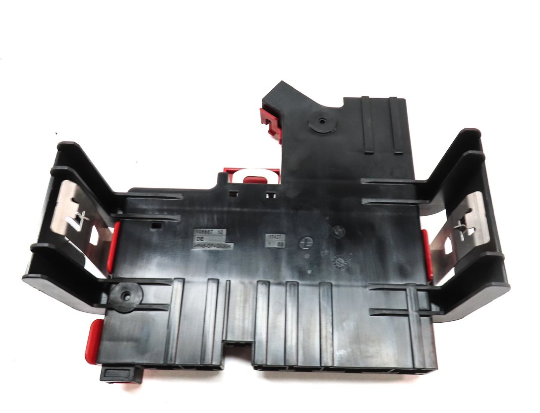 Thumbnail 5: 2011 BMW X3 (F25) 3.0L (N52) POSITIVE BATTERY POWER JUNCTION DISTRIBUTION PLATE