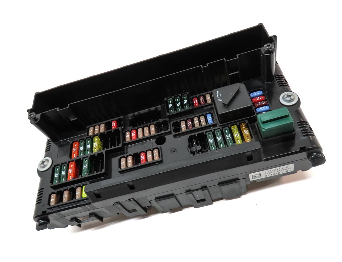 Thumbnail 3: 2011 BMW X3 (F25) 3.0L (N52) FRONT POWER DISTRIBUTION FUSE BOX PANEL