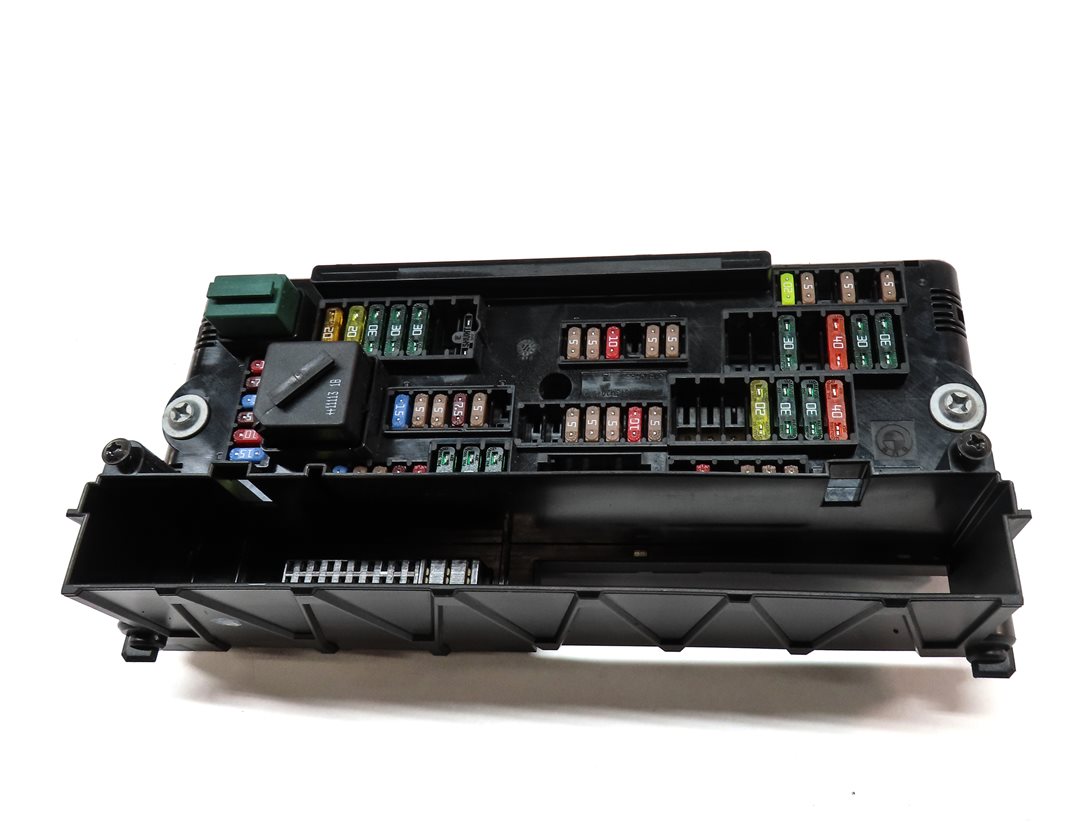 Thumbnail 4: 2011 BMW X3 (F25) 3.0L (N52) FRONT POWER DISTRIBUTION FUSE BOX PANEL