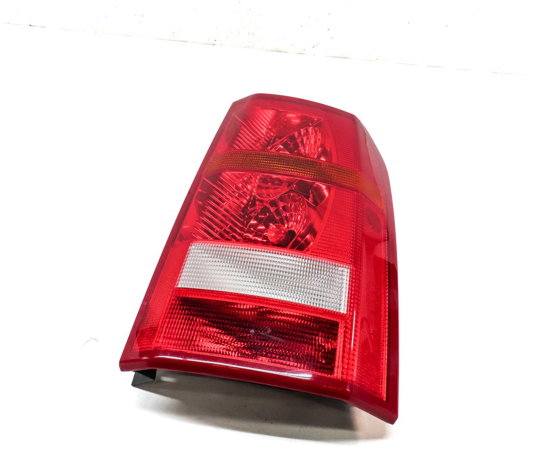 2005-2009 LAND ROVER LR3 - RIGHT PASSENGER REAR TAILLIGHT BRAKE LIGHT STOP LAMP