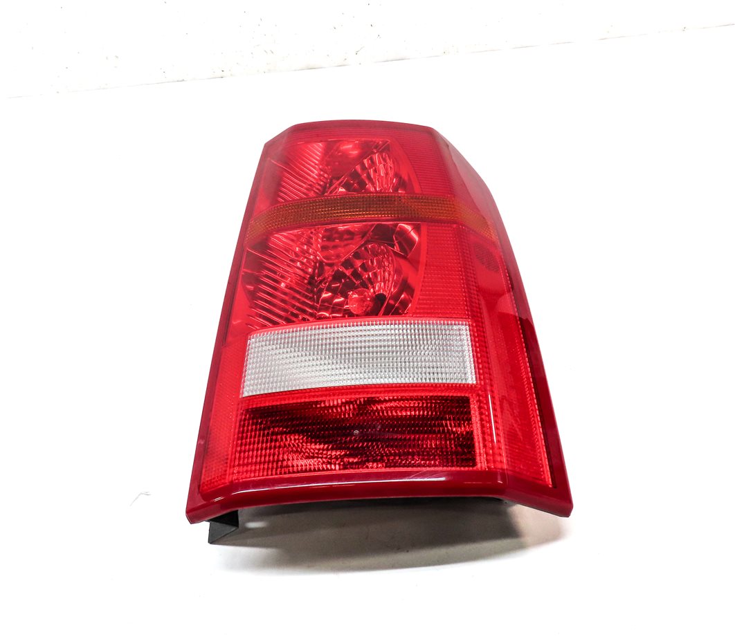 Thumbnail 3: 2005-2009 LAND ROVER LR3 - RIGHT PASSENGER REAR TAILLIGHT BRAKE LIGHT STOP LAMP