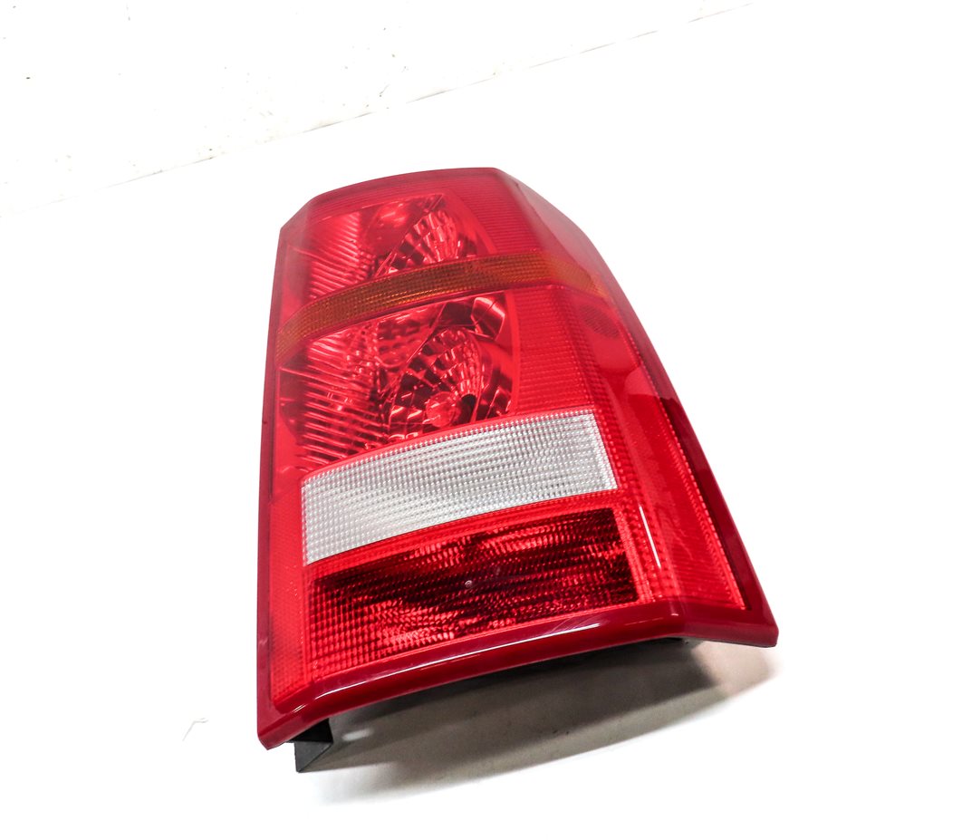 Thumbnail 4: 2005-2009 LAND ROVER LR3 - RIGHT PASSENGER REAR TAILLIGHT BRAKE LIGHT STOP LAMP