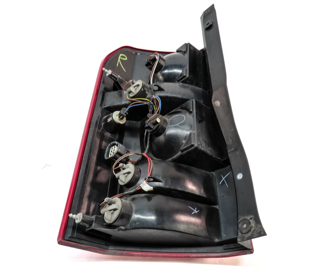 Thumbnail 6: 2005-2009 LAND ROVER LR3 - RIGHT PASSENGER REAR TAILLIGHT BRAKE LIGHT STOP LAMP