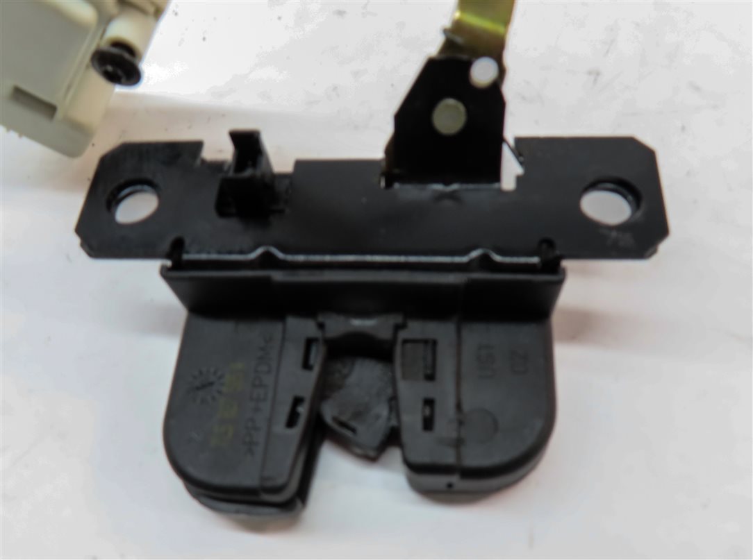 Thumbnail 7: 2006 PORSCHE CAYENNE S (955) REAR LOWER TRUNK LOCK LATCH & SERVO MOTOR