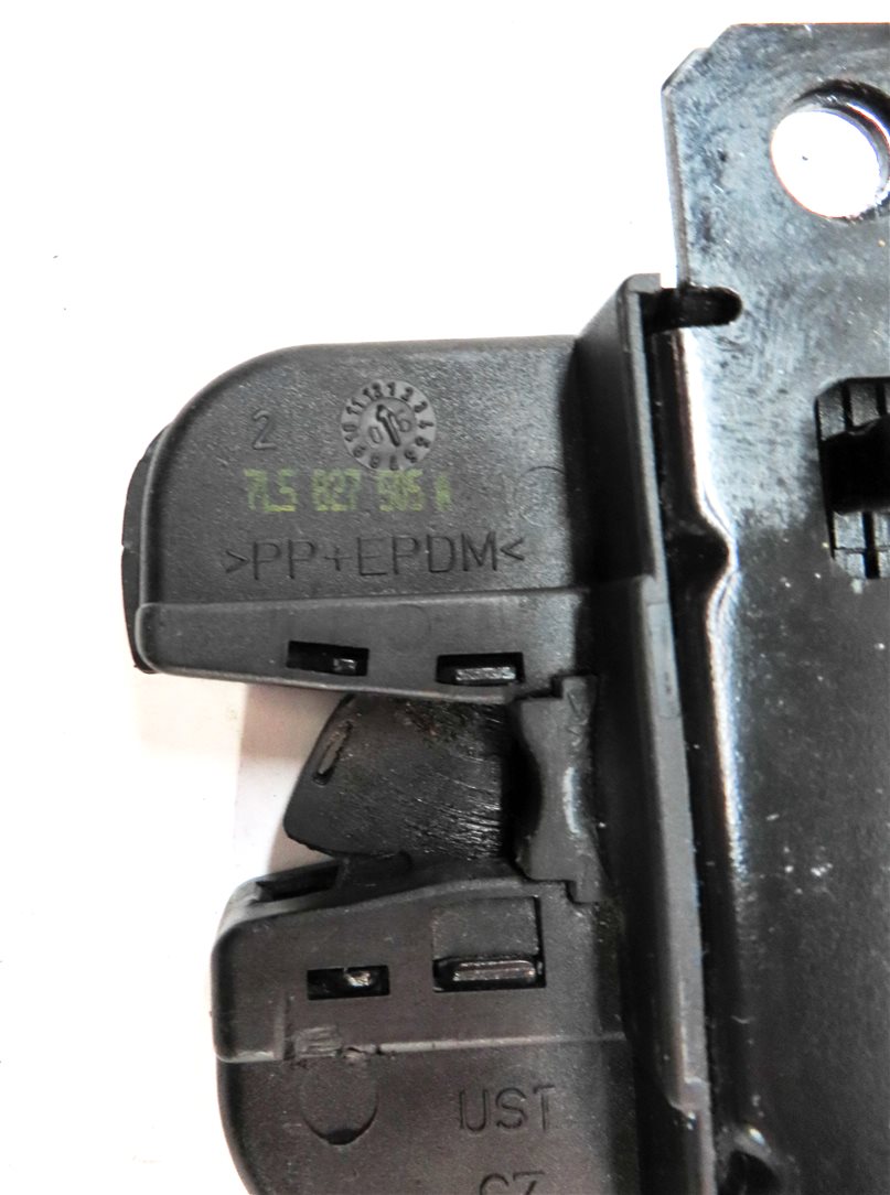 Thumbnail 8: 2006 PORSCHE CAYENNE S (955) REAR LOWER TRUNK LOCK LATCH & SERVO MOTOR