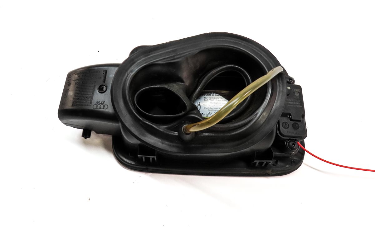 Thumbnail 5: 2012-2018 AUDI A6 S6 (C7) FUEL TANK DOOR LID COVER TRIM w/ HOUSING (Black)