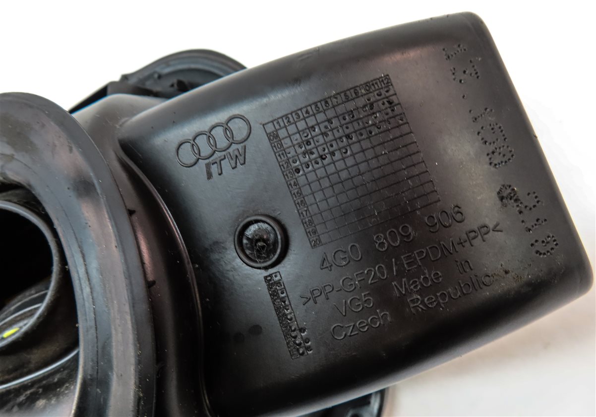 Thumbnail 6: 2012-2018 AUDI A6 S6 (C7) FUEL TANK DOOR LID COVER TRIM w/ HOUSING (Black)